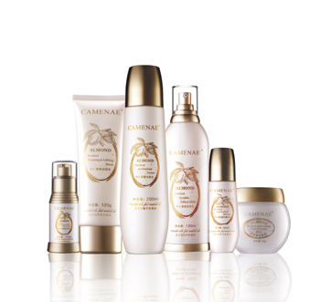 CAMENAE嘉媚乐全新升级呈献杏仁活颜紧致系列,法国升级配方,添加天然杏仁油及甜橙油、小麦蛋白质、海藻提取物等多种天然紧致淡纹成分,通过“排浊补水—紧致提拉—卓效抑糖”3步,全面为肌肤减龄,使缺乏弹性的